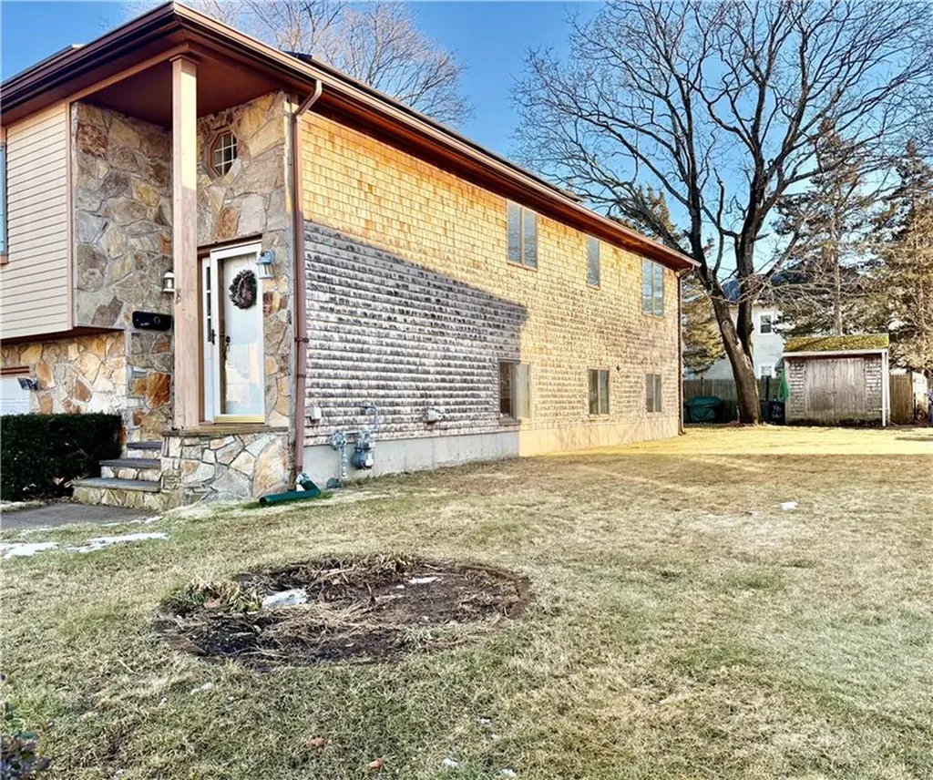 139 Suffolk Avenue Pawtucket RI 0261