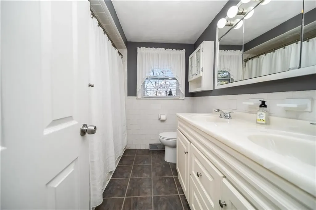 10 Colonial Road Coventry RI 02816