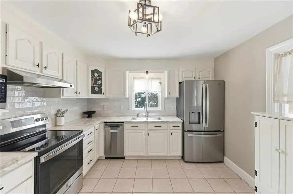 11 Gladding Street Bristol RI 02809