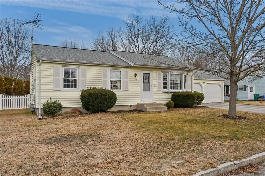 142 Stoneham Drive Woonsocket RI 02895