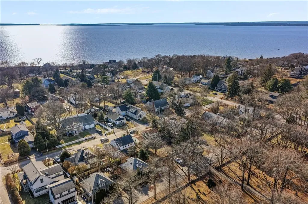 7 Bay Avenue Barrington RI 02806