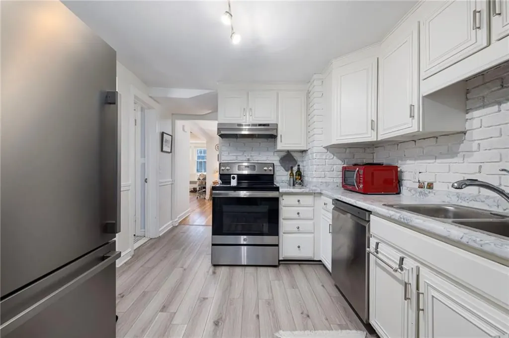 7 Bay Avenue Barrington RI 02806