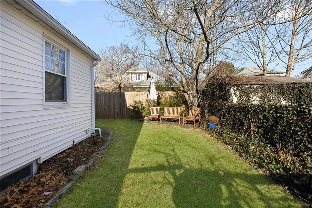 7 Bay Avenue Barrington RI 02806