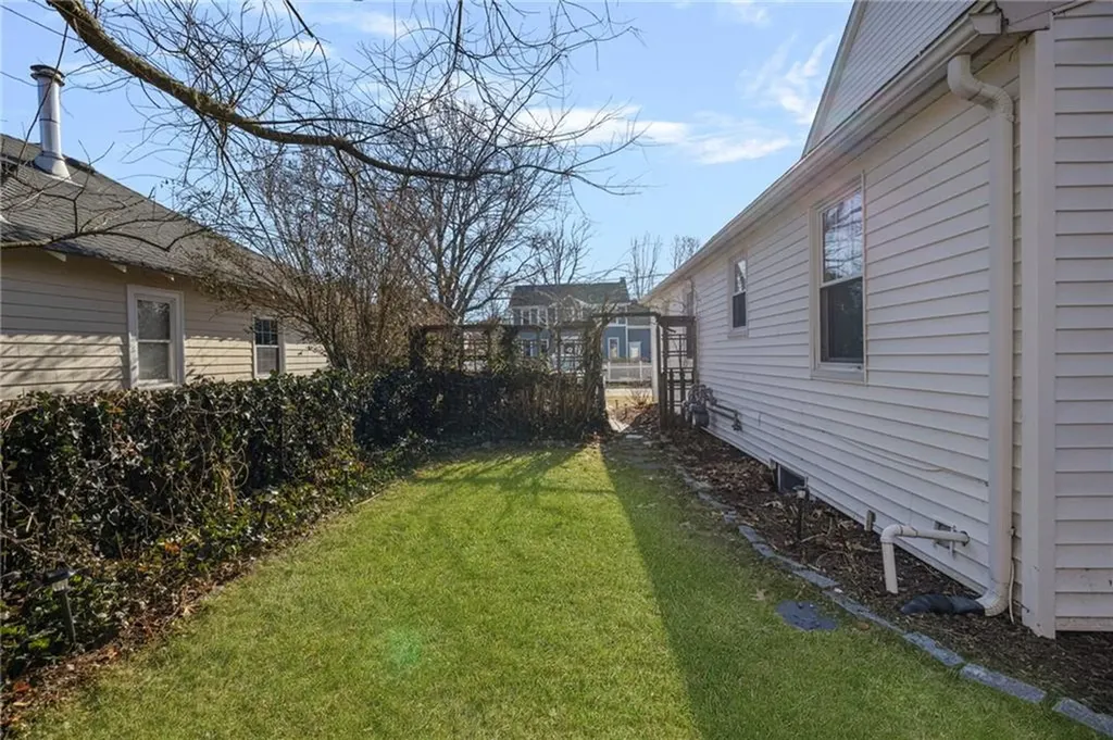 7 Bay Avenue Barrington RI 02806