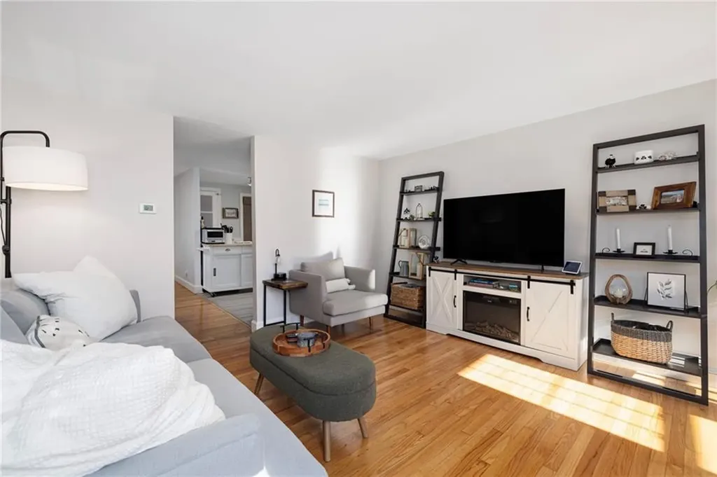 7 Bay Avenue Barrington RI 02806