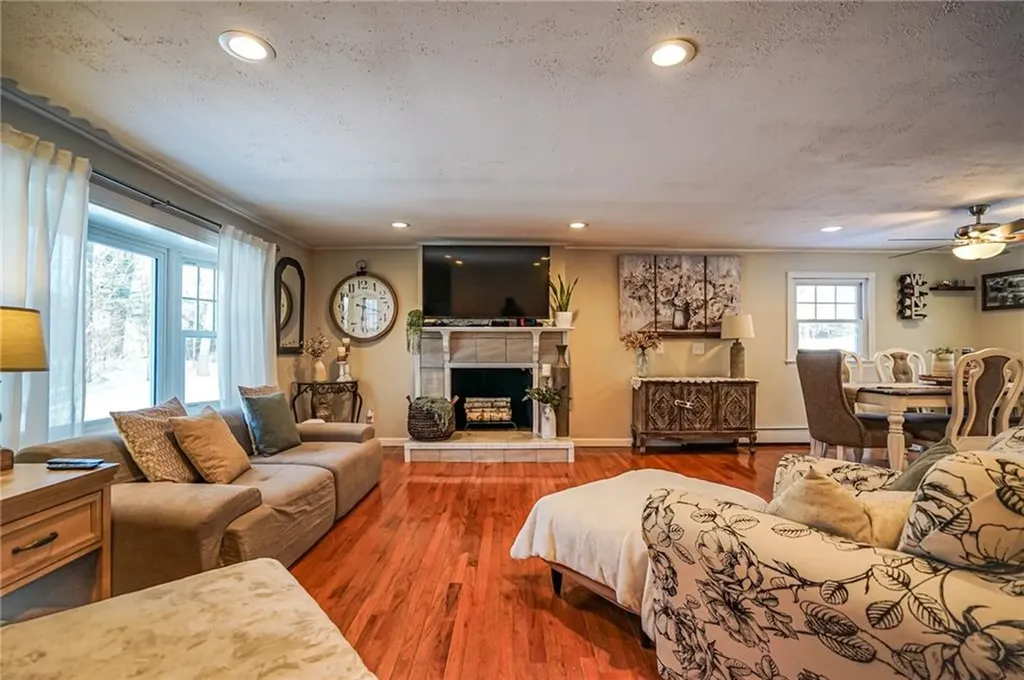 9 Laurel Lane North Smithfield RI 02896