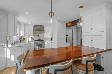 2269 East Main Road Portsmouth RI 02871