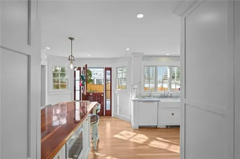 2269 East Main Road Portsmouth RI 02871