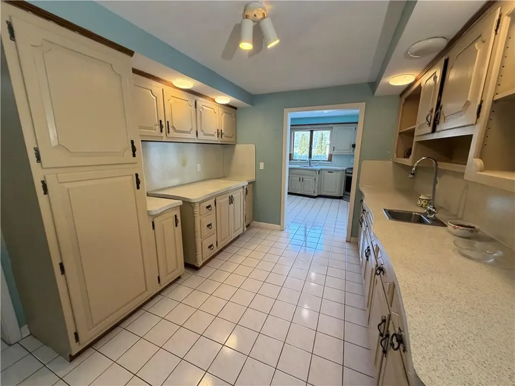 33 Whipple Avenue Westerly RI 02891