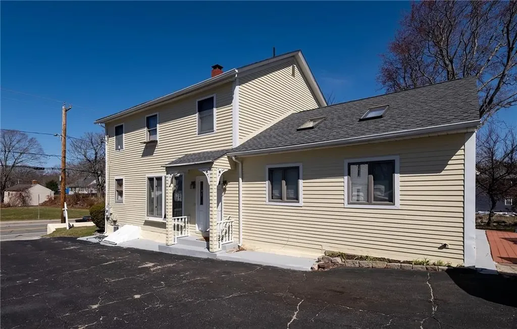 129 Simmonsville Avenue Johnston RI 02919