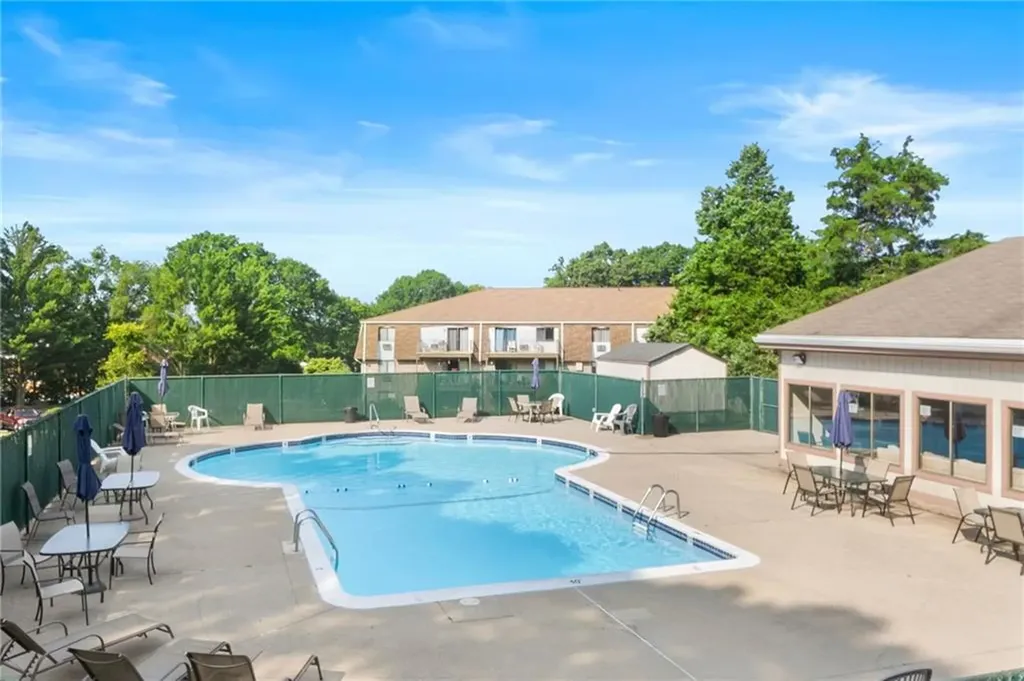 752 Quaker Lane Warwick RI 02818