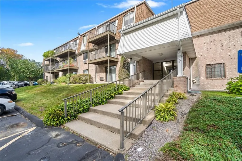 752 Quaker Lane Warwick RI 02818