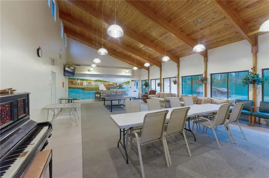 752 Quaker Lane Warwick RI 02818