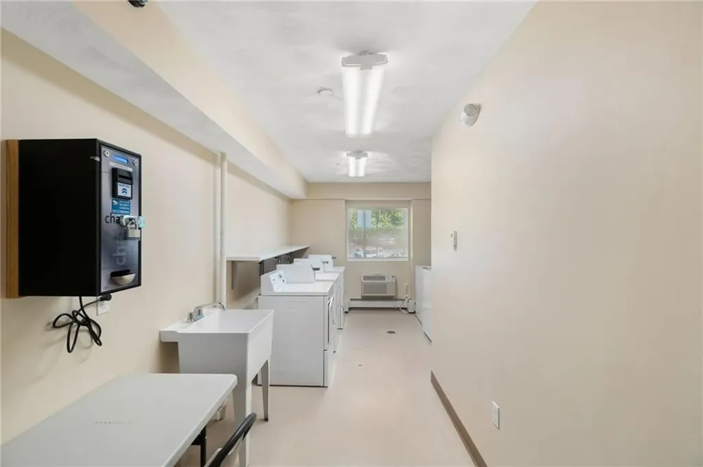 752 Quaker Lane Warwick RI 02818