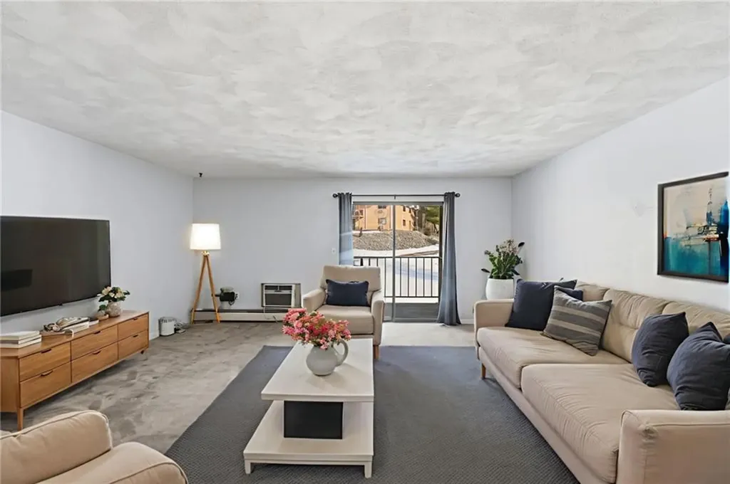 752 Quaker Lane Warwick RI 02818