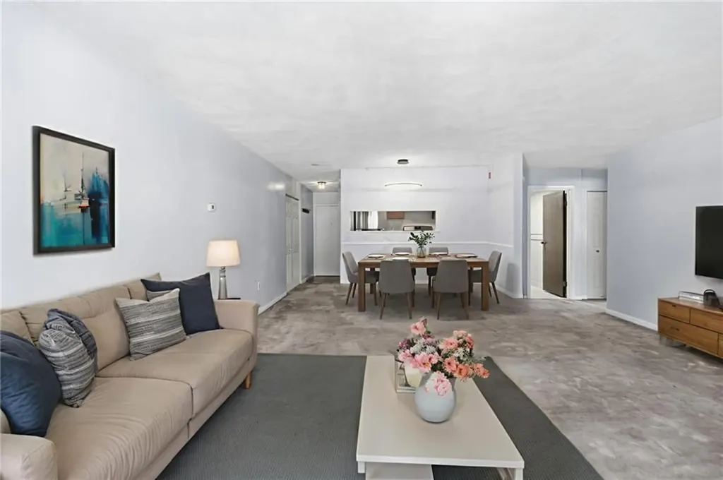 752 Quaker Lane Warwick RI 02818