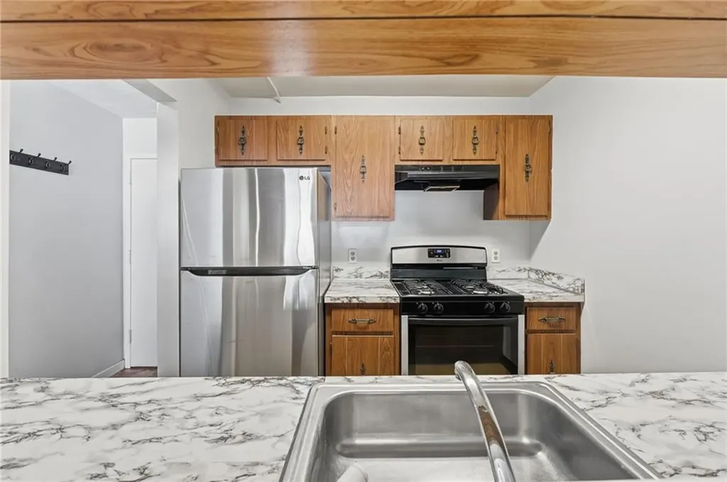 752 Quaker Lane Warwick RI 02818