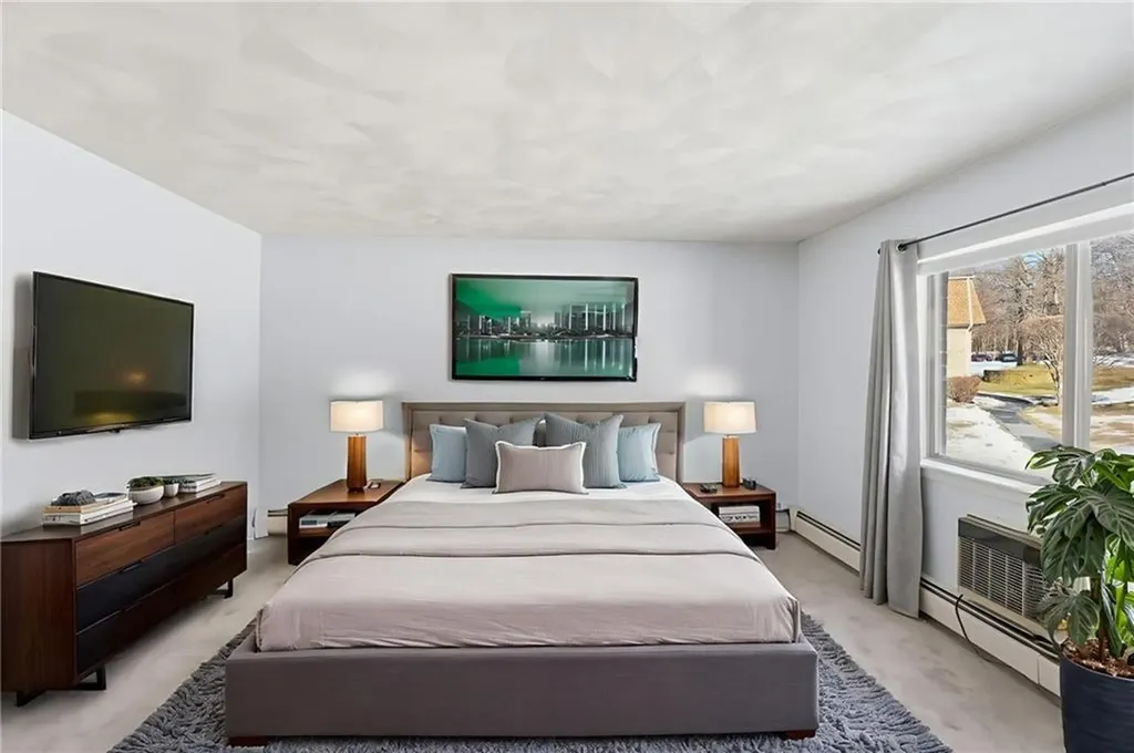 752 Quaker Lane Warwick RI 02818