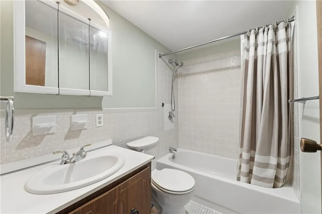 752 Quaker Lane Warwick RI 02818