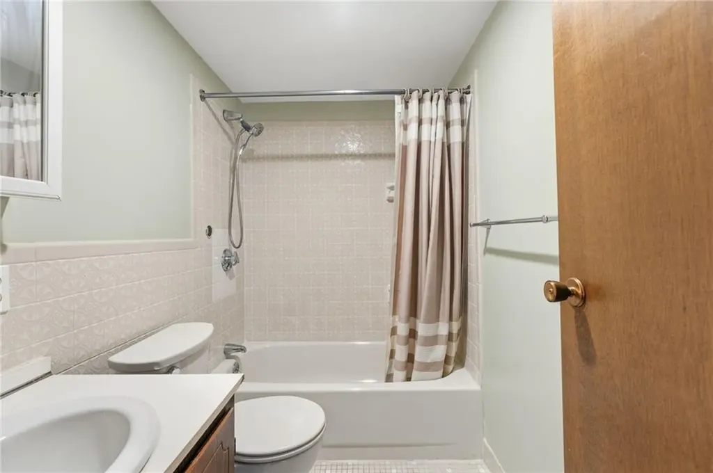 752 Quaker Lane Warwick RI 02818