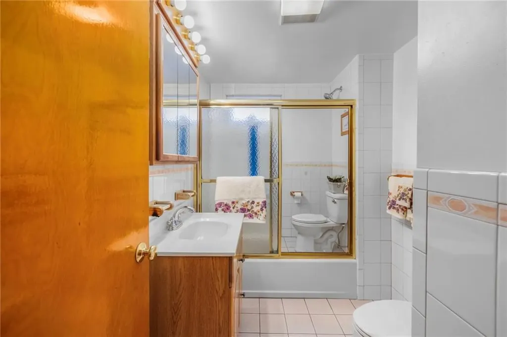 136 King Philip Road East Providence RI 02916