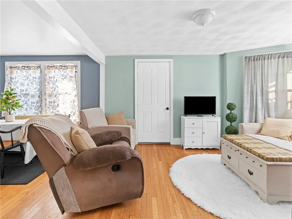 28 Jefferson Avenue East Providence RI 02915