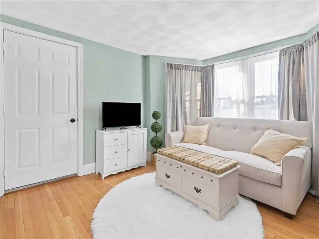 28 Jefferson Avenue East Providence RI 02915