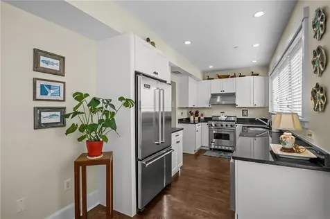 423 Hope Street Bristol RI 02809