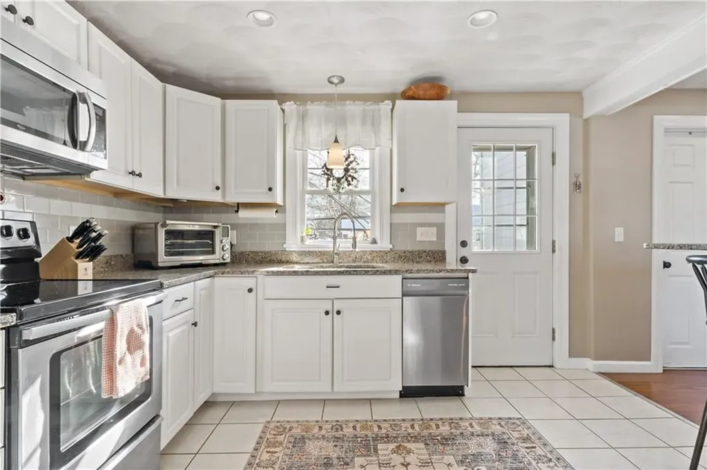 10 Cosett Road Warwick RI 02886