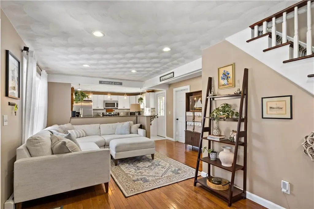10 Cosett Road Warwick RI 02886