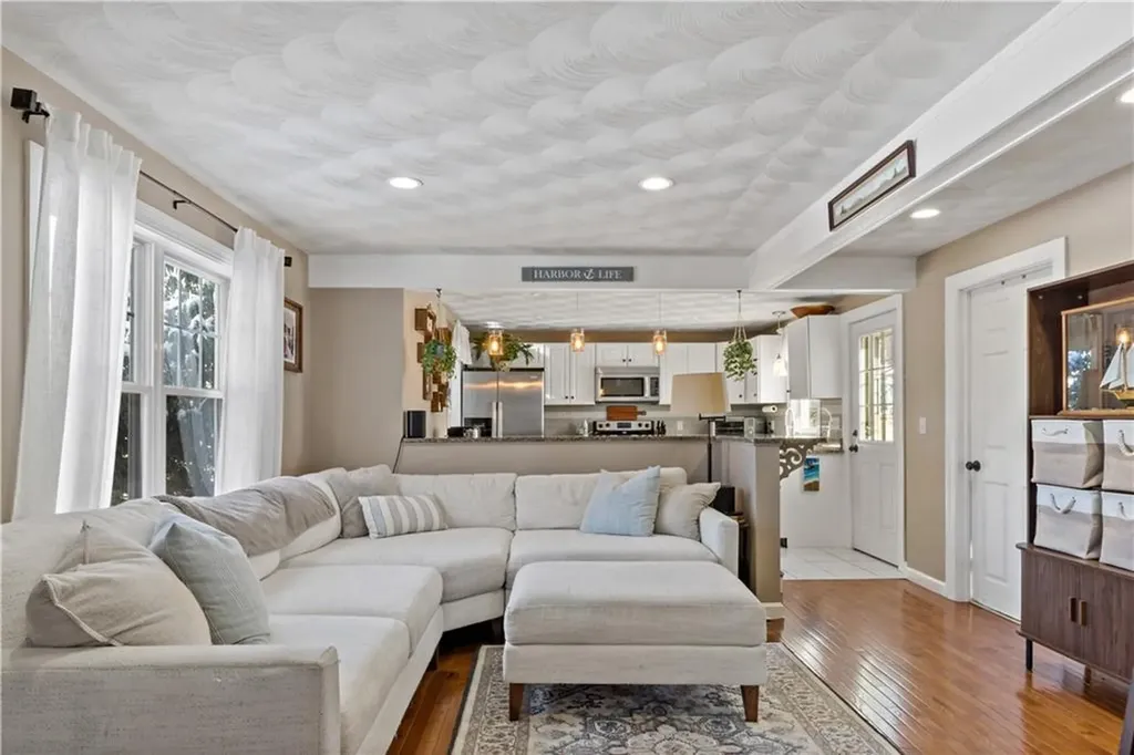 10 Cosett Road Warwick RI 02886