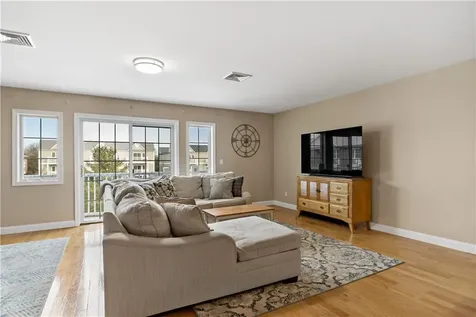 667 Metacom Avenue Bristol RI 02809