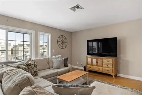 667 Metacom Avenue Bristol RI 02809