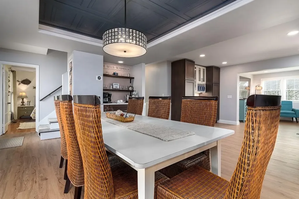 28 Palm Beach Avenue Narragansett RI 02882