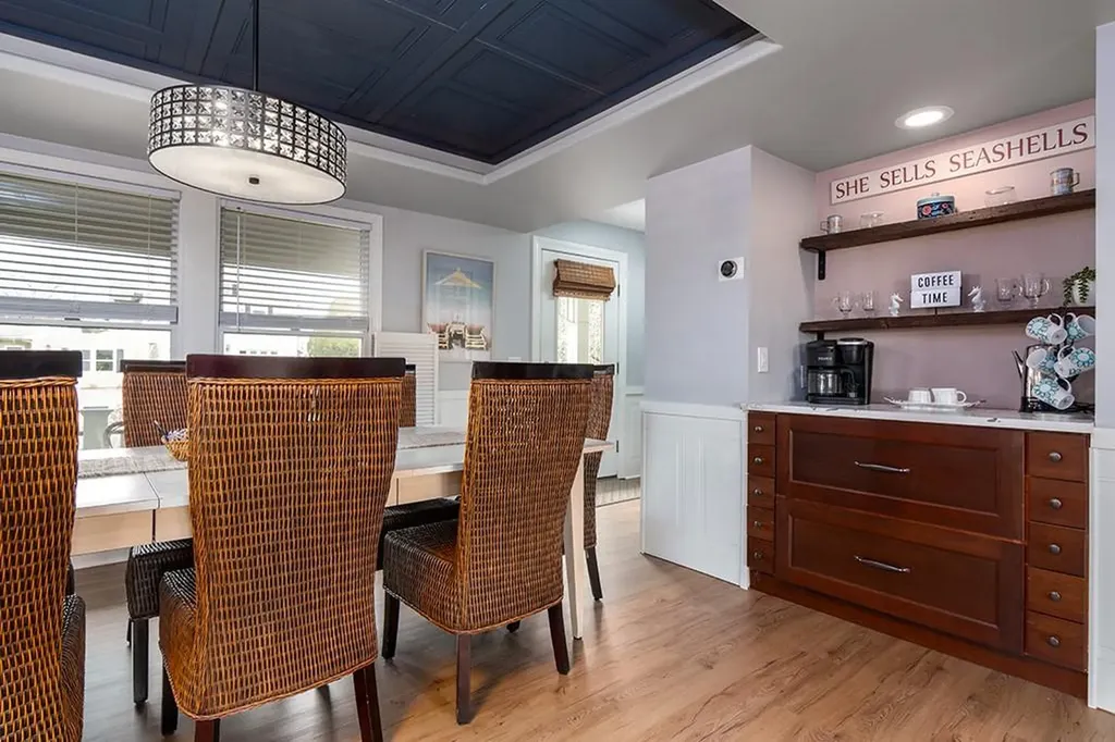 28 Palm Beach Avenue Narragansett RI 02882