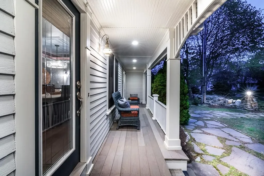 28 Palm Beach Avenue Narragansett RI 02882