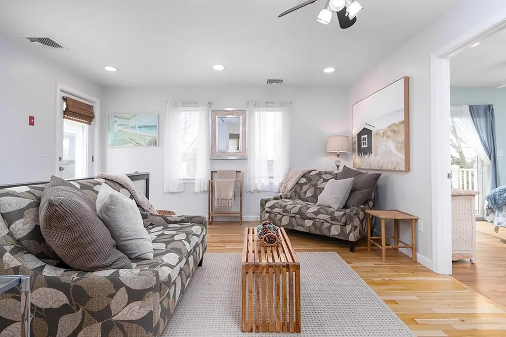 28 Palm Beach Avenue Narragansett RI 02882