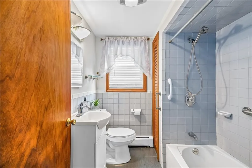 220 Bay View Avenue Cranston RI 02905