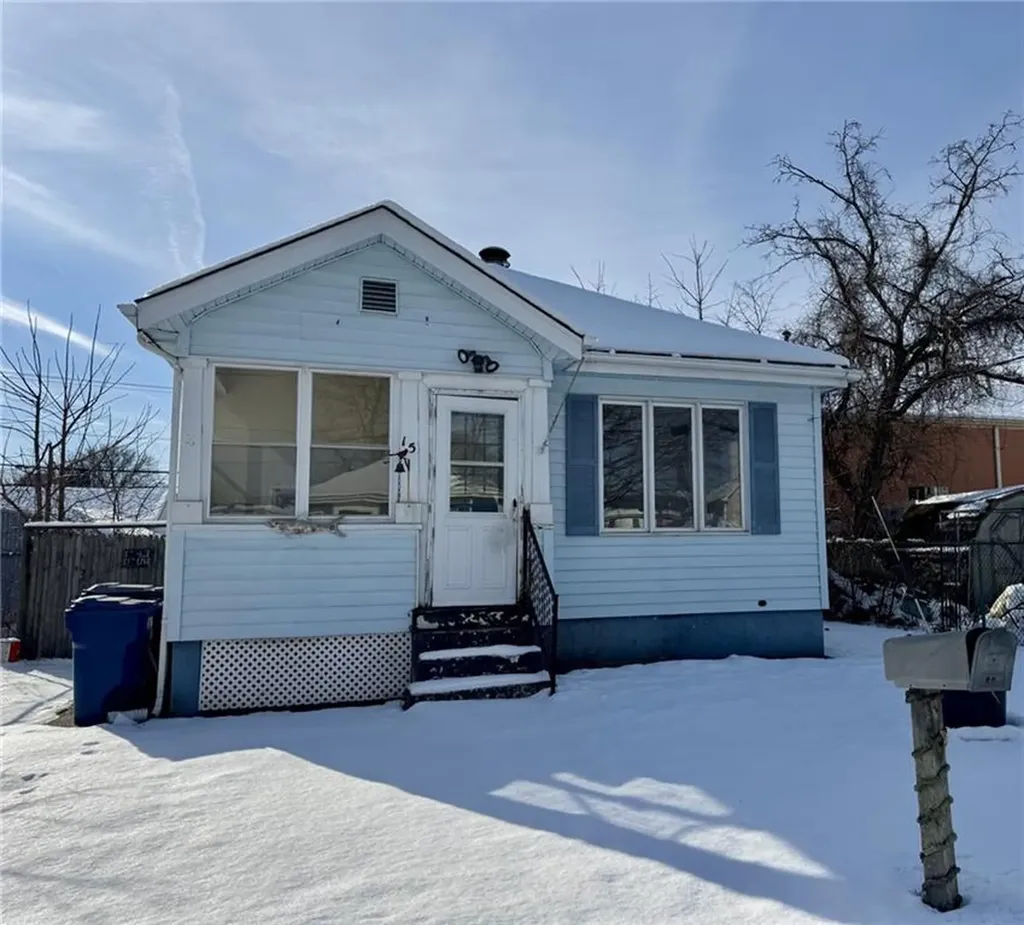 15 Center Court Warwick RI 02889