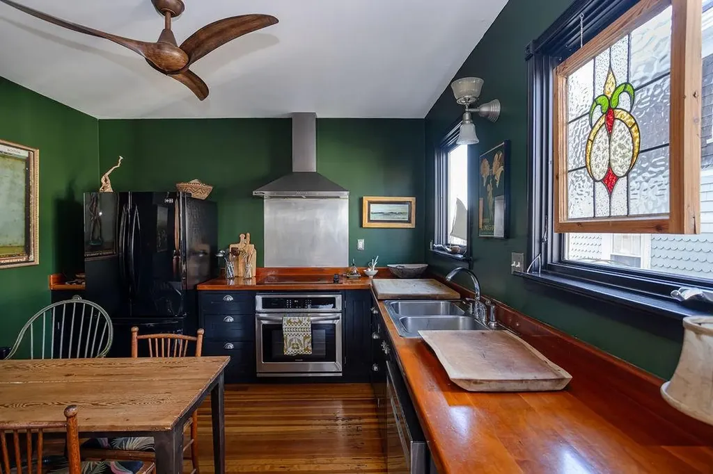 27 Hall Avenue Newport RI 02840