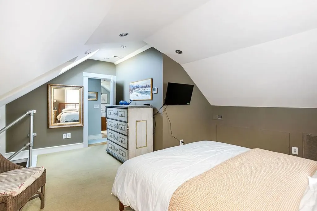 27 Hall Avenue Newport RI 02840