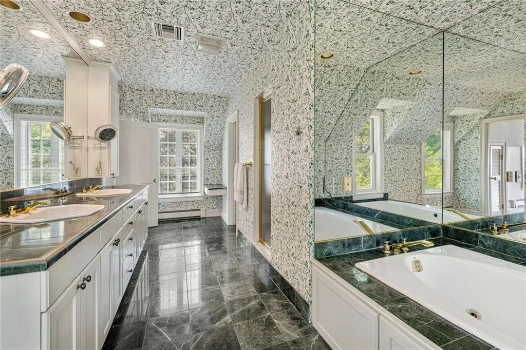 517 Tuckerman Avenue Middletown RI 02842