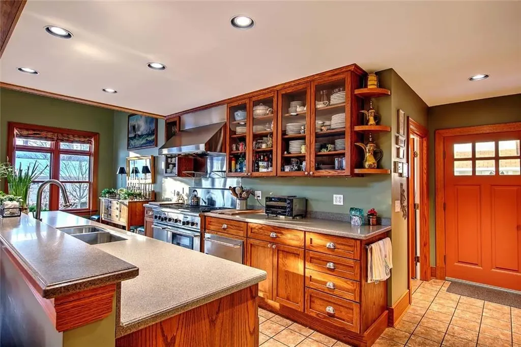 9 Howe Street Bristol RI 02809