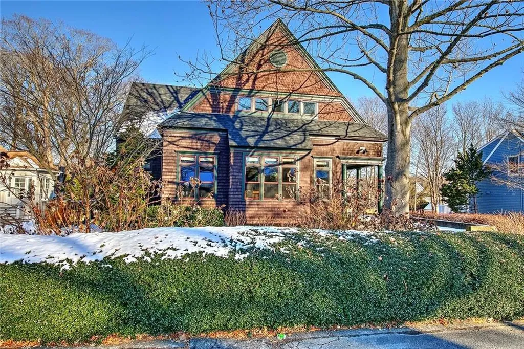 9 Howe Street Bristol RI 02809