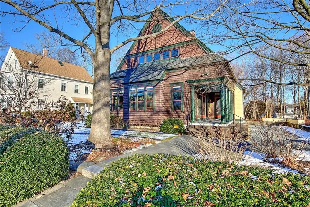 9 Howe Street Bristol RI 02809
