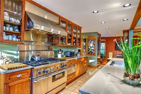 9 Howe Street Bristol RI 02809