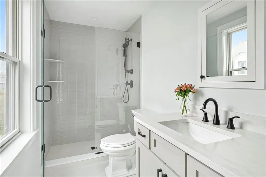118 Newport Avenue Middletown RI 02842