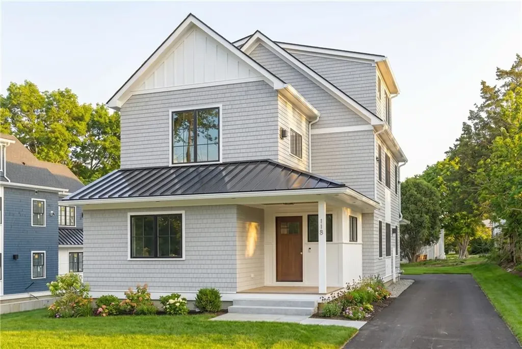 118 Newport Avenue Middletown RI 02842