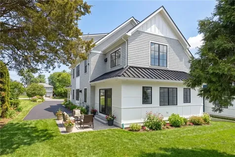 118 Newport Avenue Middletown RI 02842
