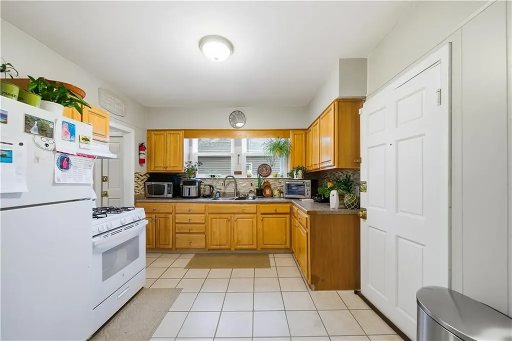 616 618 Lonsdale Avenue Central Falls RI 02863